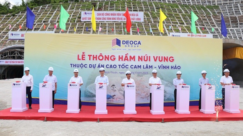 Thông hầm Núi Vung trên tuyến cao tốc Cam Lâm-Vĩnh Hảo